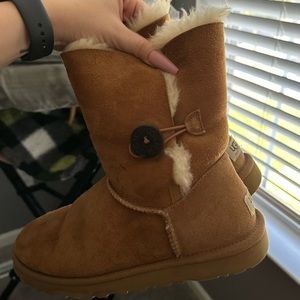 Women’s Ugg Bailey Button in Chestnut size 9